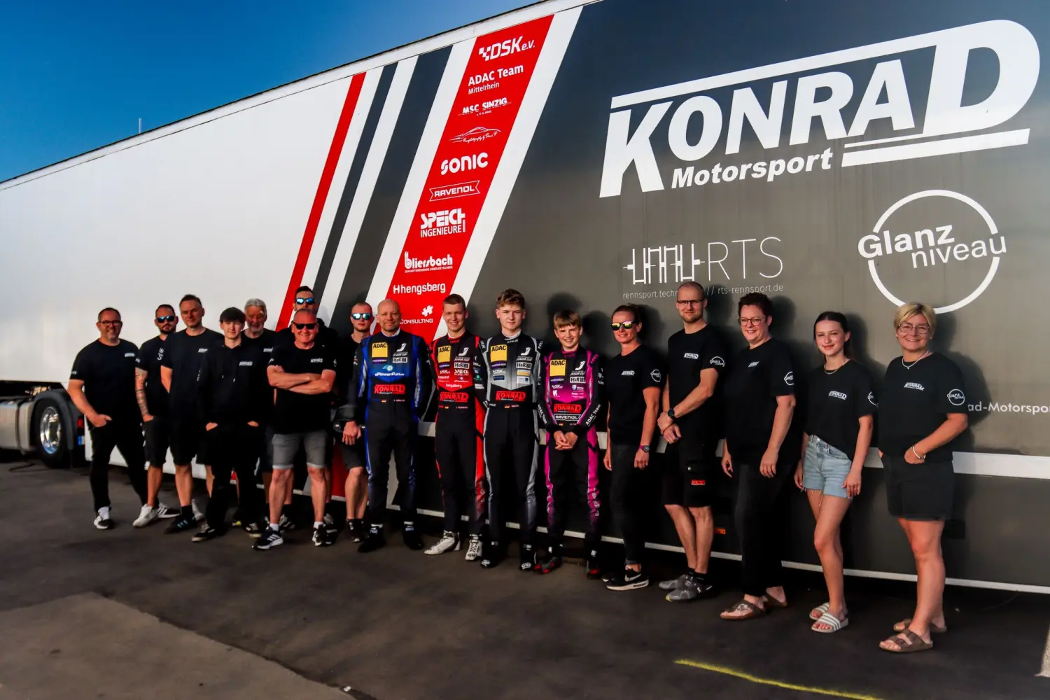 Gruppenfoto des Teams KONRAD Motorsport